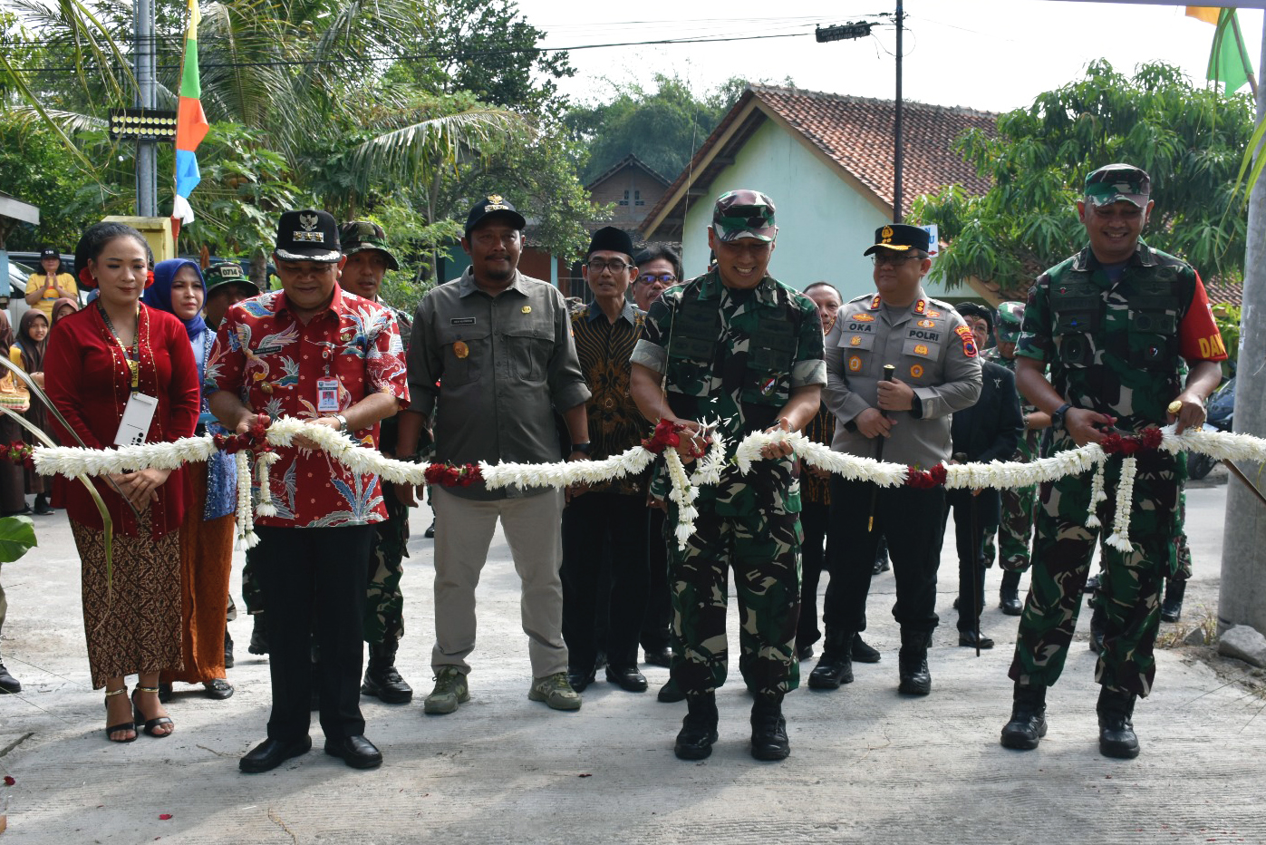 TMMD Reg ke-120 Resmi Ditutup Oleh Kapoksahli Pangdam IV/Dip